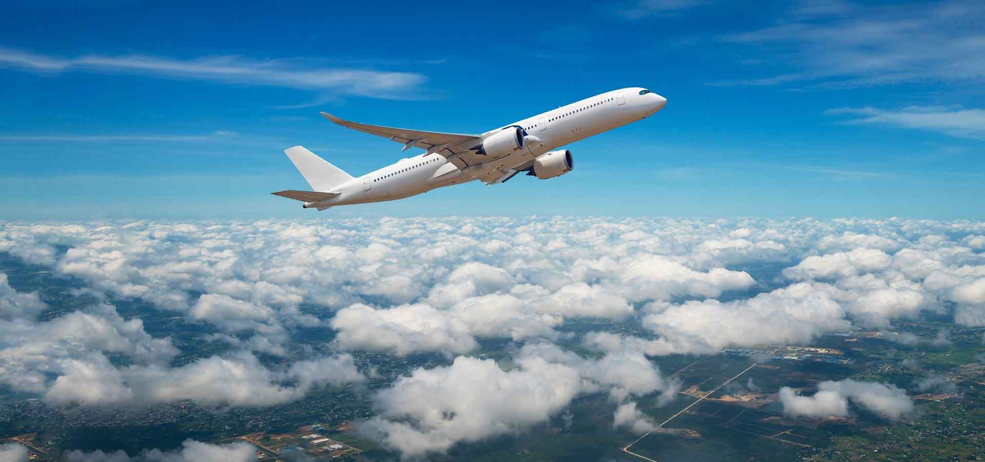 avión sobrevolando una ciudad europea